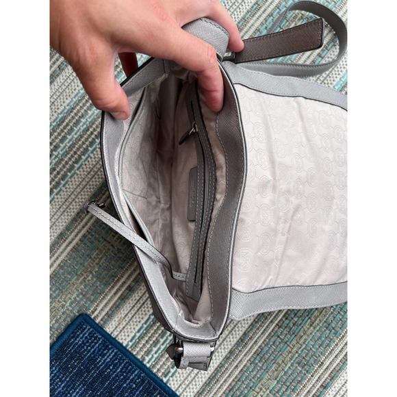 Michael Kors Medium Messenger Pearl Grey Hamilton Adjustable Crossbody Purse - Picture 6 of 13